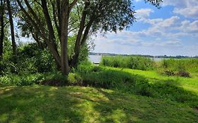 Domek Nad Jeziorem Przy Lini Brzegowej Gorowychy, Pomorze
