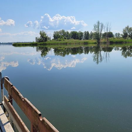 Domek Nad Jeziorem Przy Lini Brzegowej Gorowychy, Pomorze Zewnętrze zdjęcie